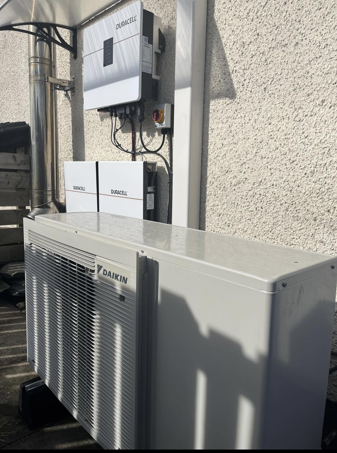 Installierte Daikin-Wärmepumpe neben Hausspeichertechnik aus einem Projekt von FLO Heat Pumps