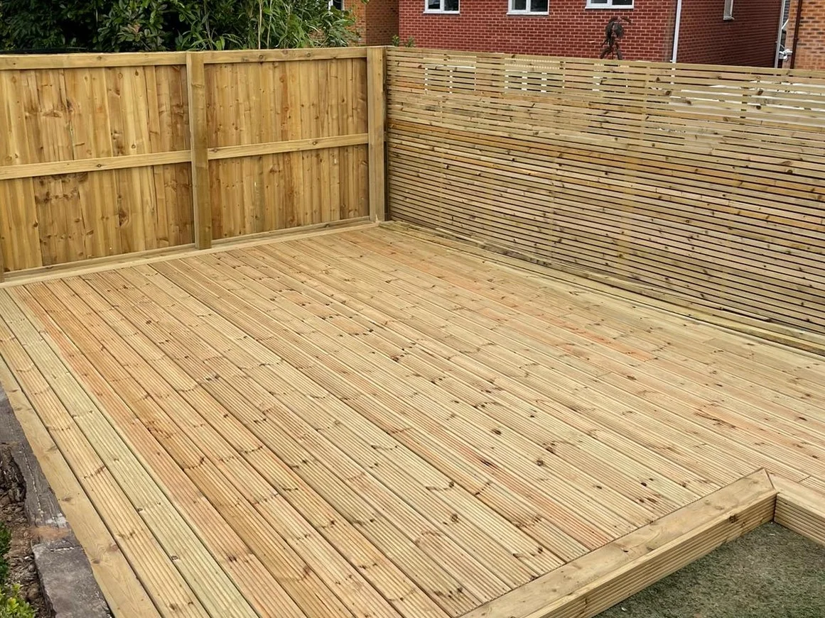 Fertiggestellte Holzterrasse und Zaunanlage