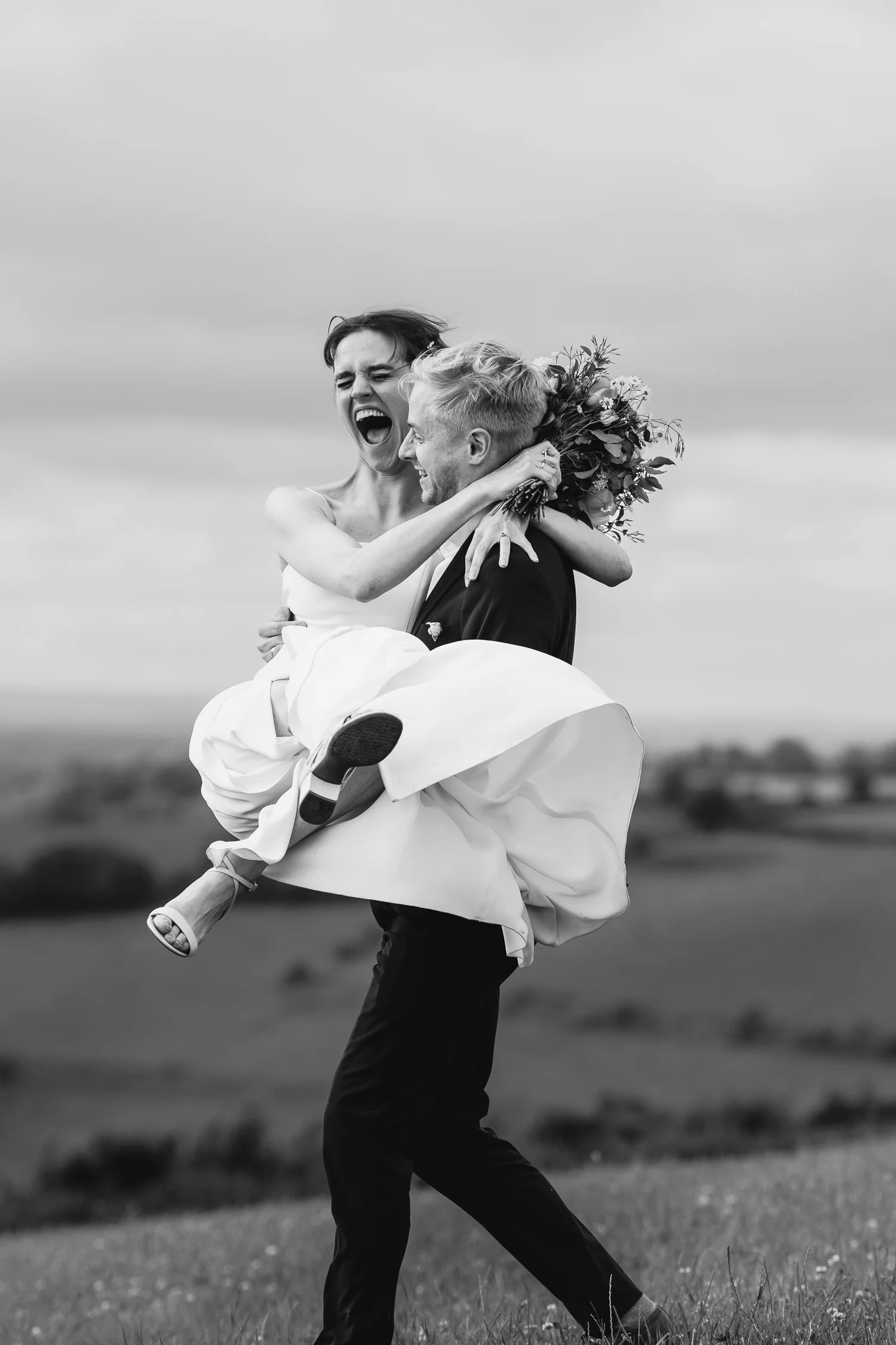 Lachendes Hochzeitspaar auf einer Schwarz-Weiß-Aufnahme von Memoirs of a Mule