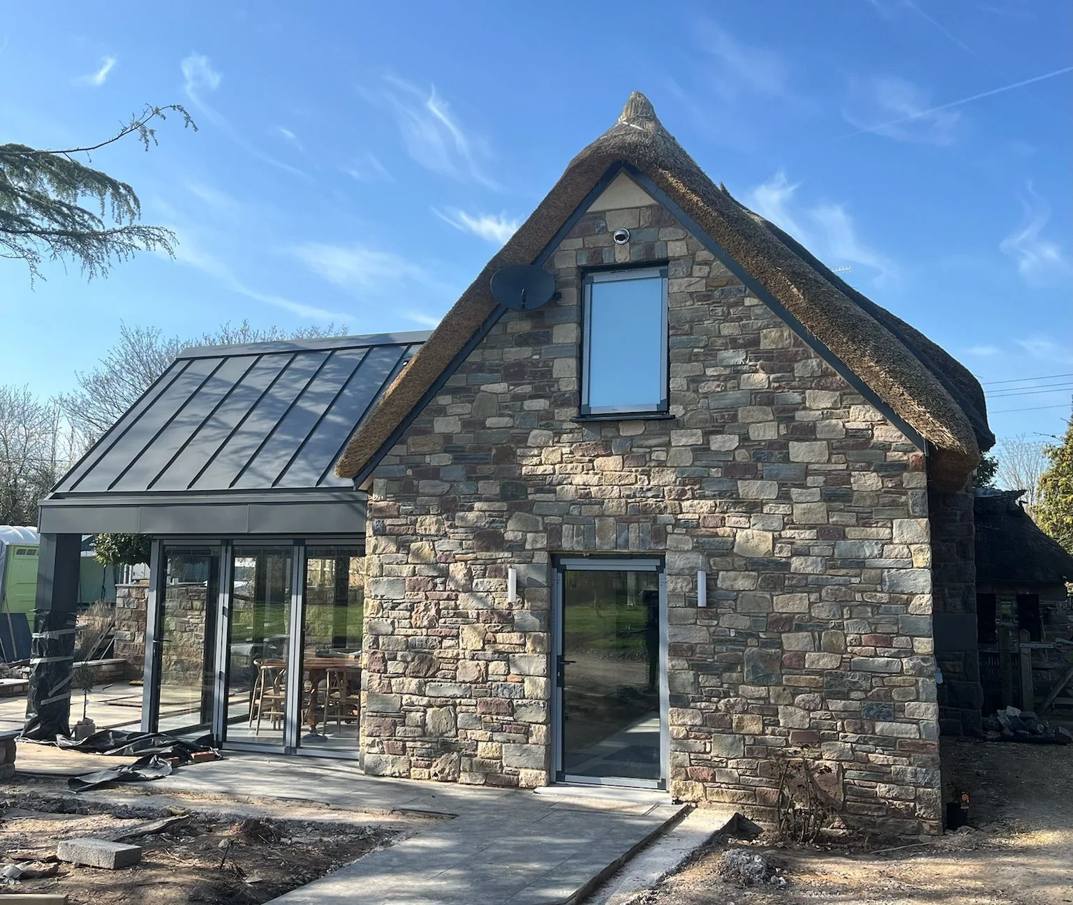 Mit Naturstein verkleidetes Wohnhaus aus einem Projekt von NJ Stone